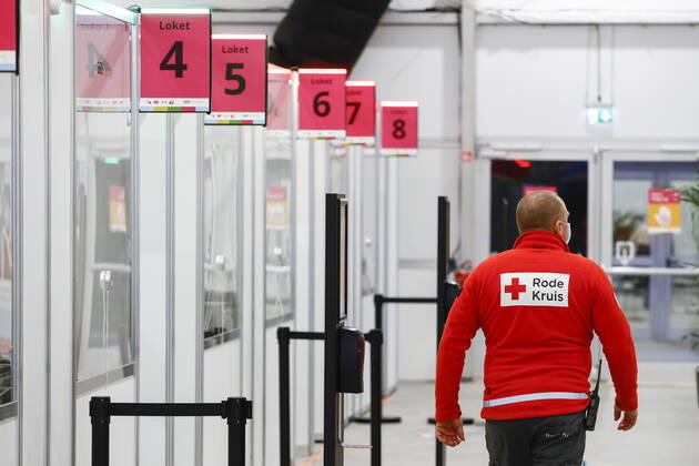ASSEN An employee of the Red Cross in the large test and vaccination location at the TT Circuit De GGD s Common Health Services in Amsterdam, Drenthe and The Hague started vaccinating health personnel ANP VINCENT JANNINK  Copyright: xHollandsexHoogtex xxANPx x427009653x