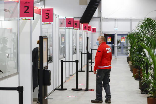 ASSEN An employee of the Red Cross in the large test and vaccination location at the TT Circuit De GGD s Common Health Services in Amsterdam, Drenthe and The Hague started vaccinating health personnel ANP VINCENT JANNINK  Copyright: xHollandsexHoogtex xxANPx x427009656x