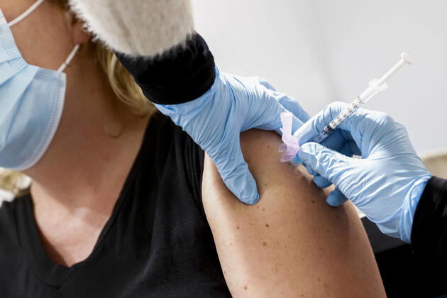 ASSEN A health care worker gets vaccinated against the coronavirus in the large test and vaccination location at the TT Circuit De GGD s Joint Health Services in Amsterdam, Drenthe and The Hague have started vaccinating health care personnel ANP VINCENT JANNINK  Copyright: xHollandsexHoogtex xxANPx x427009692x