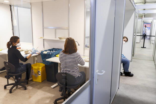 ASSEN A healthcare worker is being tested for and vaccinated against the coronavirus in the large test and vaccination location at the TT Circuit De GGD s Joint Health Services in Amsterdam, Drenthe and The Hague have started vaccinating healthcare personnel ANP VINCENT JANNINK  Copyright: xHollandsexHoogtex xxANPx x427009695x