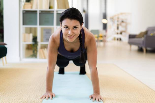 IMAGO Creative: 2021 Trends Young woman doing push ups at home model released Symbolfoto property released GIOF09151