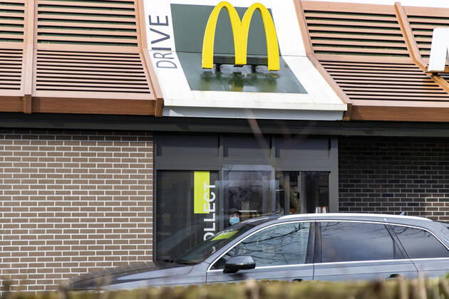 January 11, 2021, Carmarthenshire, United Kingdom: McDonaldÃ¢â‚¬â ¢s staff passing fooding on a drive through in Wales, UK on January 11, 2021. Professor Chris Whitty has warned the UK has not yet hit the peak of the current wave of Covide-19 infections, with the next few weeks being Ã¢â‚¬oethe worstÃ¢â‚¬Â of the pandemic for the NHS. Carmarthenshire United Kingdom - ZUMAj323 20210111_zip_j323_001 Copyright: xMayxJamesx