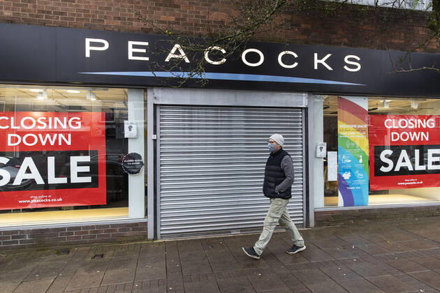 January 11, 2021, Newport, Wales, United Kingdom: A man wearing a face mask walks past Peacocks fashion shop. Newport United Kingdom - ZUMAs197 20210111_zab_s197_013 Copyright: xMayxJamesx