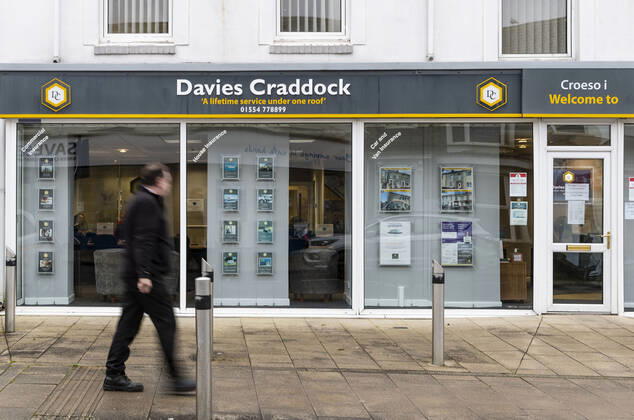 January 11, 2021, Newport, Wales, United Kingdom: A man walks past Davies Craddock property agent in Wales. Newport United Kingdom - ZUMAs197 20210111_zab_s197_022 Copyright: xMayxJamesx