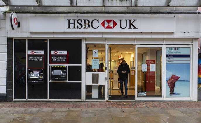 January 11, 2021, Newport, Wales, United Kingdom: A man wearing a face mask walks out of the HSBC UK bank. Newport United Kingdom - ZUMAs197 20210111_zab_s197_024 Copyright: xMayxJamesx