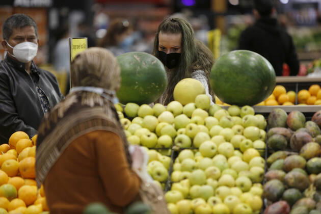 (210112) -- BEIRUT, Jan. 12, 2021 -- People shop at a supermarket to prepare for a national COVID-19 lockdown in Beirut, Lebanon, Jan. 11, 2021. Lebanon s Higher Defense Council declared on Monday a state of emergency between Jan. 14-25 that includes a total lockdown in hope to restrict further spread of COVID-19, Al-Jadeed local TV channel reported. ) LEBANON-BEIRUT-COVID-19-LOCKDOWN BilalxJawich 