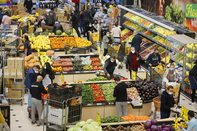News Bilder des Tages (210112) -- BEIRUT, Jan. 12, 2021 -- People shop at a supermarket to prepare for a national COVID-19 lockdown in Beirut, Lebanon, Jan. 11, 2021. Lebanon s Higher Defense Council declared on Monday a state of emergency between Jan. 14-25 that includes a total lockdown in hope to restrict further spread of COVID-19, Al-Jadeed local TV channel reported. ) LEBANON-BEIRUT-COVID-19-LOCKDOWN BilalxJawich 