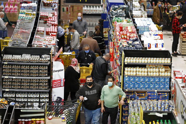 (210112) -- BEIRUT, Jan. 12, 2021 -- People shop at a supermarket to prepare for a national COVID-19 lockdown in Beirut, Lebanon, Jan. 11, 2021. Lebanon s Higher Defense Council declared on Monday a state of emergency between Jan. 14-25 that includes a total lockdown in hope to restrict further spread of COVID-19, Al-Jadeed local TV channel reported. ) LEBANON-BEIRUT-COVID-19-LOCKDOWN BilalxJawich 