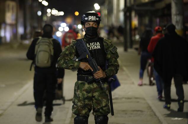 Soldiers guard a street during the curfew imposed today in Bogota, Colombia 12 January 2021. The city ended a strict quarantine on Tuesday that was in force during the Reyes Bridge last weekend and today a curfew begins to apply in all localities from eight at night to four in the morning, as will extend until next Sunday. Colombia adds another 14,179 infections and 331 deaths from covid-19 !ACHTUNG: NUR REDAKTIONELLE NUTZUNG!  Copyright: xMauricioxDuenasxCastanedax AME9107 20210113-637461145245706745