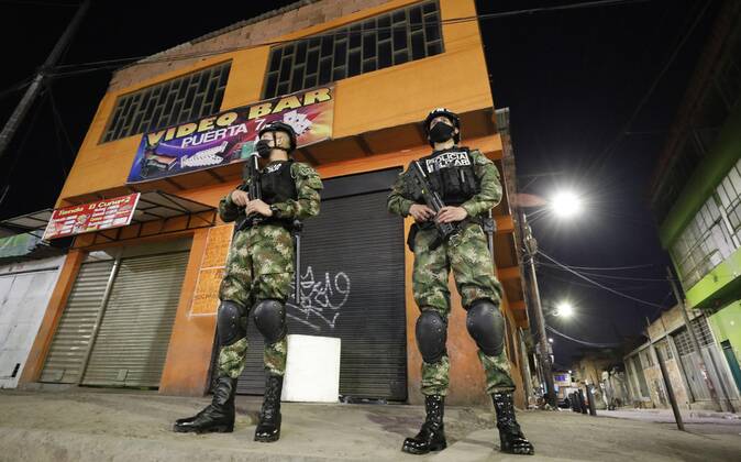 News Bilder des Tages Soldiers guard a street during the curfew imposed today in Bogota, Colombia 12 January 2021. The city ended a strict quarantine on Tuesday that was in force during the Reyes Bridge last weekend and today a curfew begins to apply in all localities from eight at night to four in the morning, as will extend until next Sunday. Colombia adds another 14,179 infections and 331 deaths from covid-19 !ACHTUNG: NUR REDAKTIONELLE NUTZUNG!  Copyright: xMauricioxDuenasxCastanedax AME9104 20210113-637461145863679456