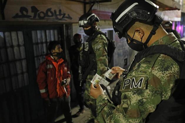 Soldiers requisition a man who violates the curfew imposed by mayor today in Bogota, Colombia 12 January 2021. The city ended a strict quarantine on Tuesday that was in force during the Reyes Bridge last weekend and today a curfew begins to apply in all localities from eight at night to four in the morning, as will extend until next Sunday. Colombia adds another 14,179 infections and 331 deaths from covid-19 !ACHTUNG: NUR REDAKTIONELLE NUTZUNG!  Copyright: xMauricioxDuenasxCastanedax AME9101 20210113-637461146489464375