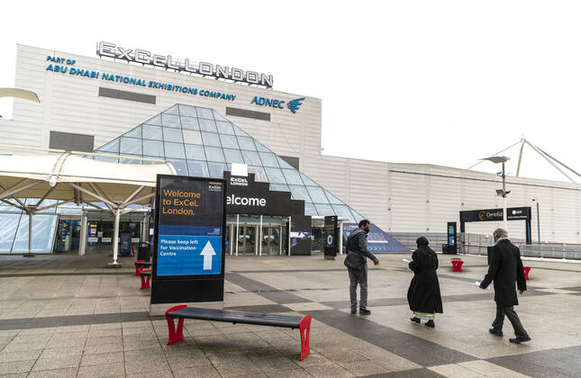 News Bilder des Tages (210113) -- LONDON, Jan. 13, 2021 -- People wearing face masks walk into the Vaccination Centre at ExCel exhibition centre in London, Britain, Jan. 12, 2021. British Prime Minister Boris Johnson on Monday warned against false complacency as the country is seeking to speed up the coronavirus vaccine rollout. According to the prime minister, 2.4 million coronavirus jabs have been administered across Britain. Seven new mass vaccination sites in England opened Monday, as the country races against time to bring the pandemic under control. ) BRITAIN-LONDON-COVID-19-VACCINE ROLLOUT HanxYan 