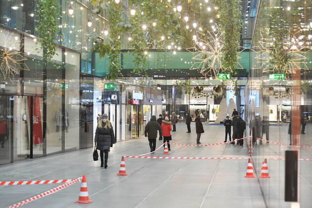 Theme Picture Winter in the Coronavirus Pandemic Prolongation Lockdown until 31 January 2021 Empty Shopping Arcade Fuenf Hoefe in Munich on 12 01 2021 Only a few passers-by go past closed shops, stores In front of the shops are stretched fluttering ribbons