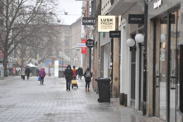 Theme Picture Winter in the Coronavirus Pandemic Prolongation Lockdown until 31 January 2021 Empty streets and squares Only a few passers-by go past closed shops, stores in the pedestrian zone Neuhauser Strasse, Kaufinger Strasse in Munich on 12 01 2021 Persons, passers-by