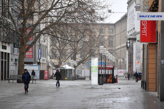 Theme Picture Winter in the Coronavirus Pandemic Prolongation Lockdown until 31 January 2021 Empty streets and squares Only a few passers-by go past closed shops, stores in the pedestrian zone Neuhauser Strasse, Kaufinger Strasse in Munich on 12 01 2021 Persons, passers-by