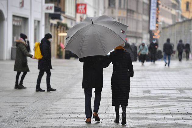 Theme Picture Winter in the Coronavirus Pandemic Prolongation Lockdown until 31 January 2021 Empty streets and squares Only a few passers-by walk through the Theatinerstrasse in Munich on 12 01 2021 People,passers-by with an umbrella,umbrella