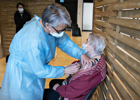Vaccination of 65 citizens, who receive both personal care and practical assistance from the municipality, here is Sara Vendelbo, is underway in Brovst Hallen, Wednesday 13 January 2021 In other words, one of the 22 nearby vaccination sites that have been set up for this target group of citizens, Brovst Jylland Denmark  Copyright: HenningxBagger HenningxBaggerx COP102 spdk20210113-121345-L