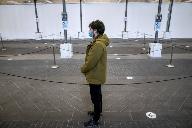 People stand in line in connection with the first vaccine center in the Capital Region opening in OEksnehallen, at Halmtorvet in Copenhagen, Wednesday 13 January 2021, Copenhagen Denmark  Copyright: RitzauxScanpix MadsxClausxRasmussenx COP101 spdk20210113-125216-L