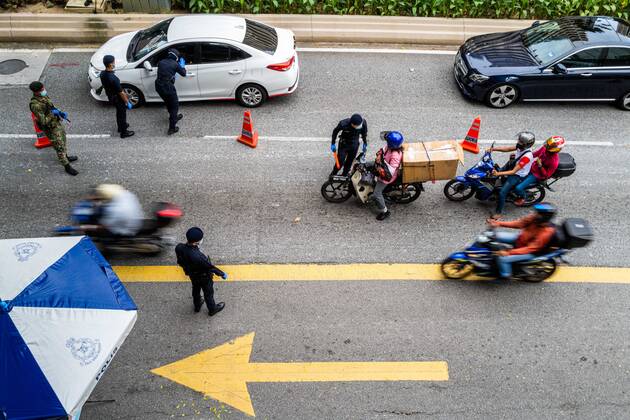 (210113) -- KUALA LUMPUR, Jan. 13, 2021 -- Police officers and soldiers are seen at a check point in Kuala Lumpur, Malaysia, Jan. 13, 2021. Malaysia announced tightening movement restriction measures to contain the spread of COVID-19 for two weeks starting from Wednesday, citing the country s health care system being at a breaking point. ) MALAYSIA-KUALA LUMPUR-COVID-19-MOVEMENT RESTRICTIONS ZhuxWei 