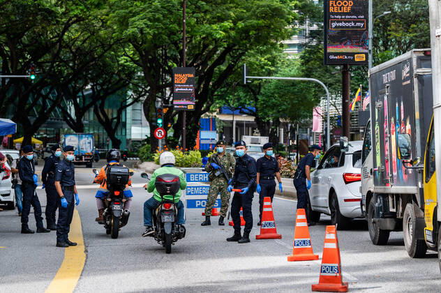 (210113) -- KUALA LUMPUR, Jan. 13, 2021 -- Police officers and soldiers are seen at a check point in Kuala Lumpur, Malaysia, Jan. 13, 2021. Malaysia announced tightening movement restriction measures to contain the spread of COVID-19 for two weeks starting from Wednesday, citing the country s health care system being at a breaking point. ) MALAYSIA-KUALA LUMPUR-COVID-19-MOVEMENT RESTRICTIONS ZhuxWei 