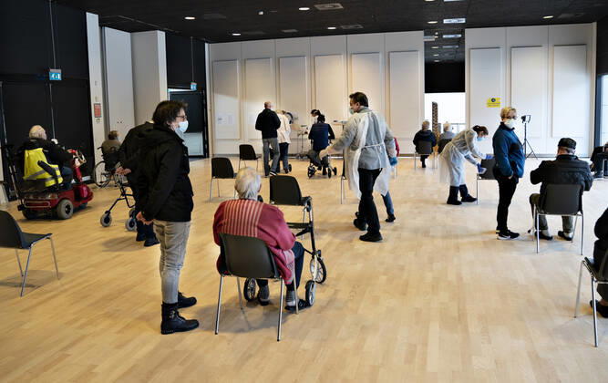 Waiting area after vaccination of 65 citizens, who receive both personal care and practical assistance from the municipality, in Brovst Hallen, Wednesday 13 January 2021 In other words, one of the 22 nearby vaccination sites that have been set up for this target group of citizens, Brovst, is inaugurated. Jylland Denmark  Copyright: HenningxBagger HenningxBaggerx COP102 spdk20210113-125434-L