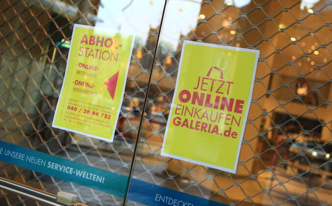 At the window of the closed GALERIA Karstadt Kaufhof store in Hamburgs Mönckebergstraße, a sign indicates that only online shopping is possible due to the lockdown. In addition, a sign indicates the pick-up option for merchandise through the Click and Collect Altstadt Hamburg campaign.