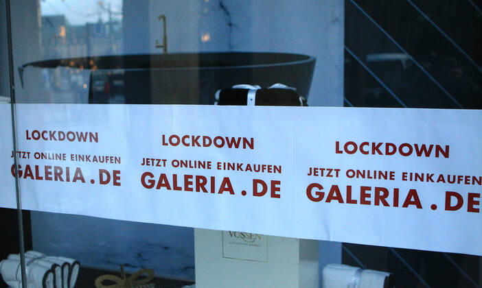 At the window of the closed GALERIA Karstadt Kaufhof store in Hamburgs Mönckebergstraße, a sign indicates that only online shopping is possible due to the lockdown Altstadt Hamburg