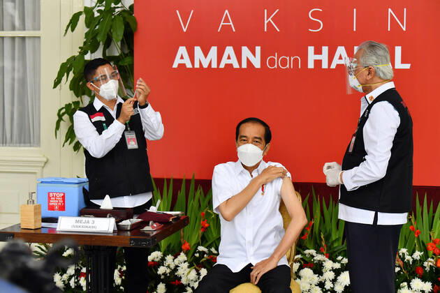 (210113) -- JAKARTA, Jan. 13, 2021 -- Indonesian President Joko Widodo prepares to receive the COVID-19 vaccine shot developed by China s biopharmaceutical company Sinovac Biotech at Presidential Palace in Jakarta, Indonesia, Jan. 13, 2021. The president, widely known as Jokowi, is the first Indonesian vaccinated to show that the vaccine is safe. ( Presidential Press Bureau Handout via Xinhua) INDONESIA-JAKARTA-PRESIDENT-VACCINE-COVID-19 AgusxSuparto 