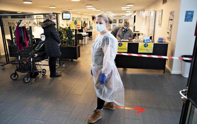 Vaccination of 65 citizens, who receive both personal care and practical assistance from the municipality, is underway here in Brovst Hallen, Wednesday 13 January 2021 In other words, one of the 22 nearby vaccination sites that have been set up for this target group of citizens is inaugurated. Brovst Jylland Denmark  Copyright: HenningxBagger HenningxBaggerx COP102 spdk20210113-133031-L