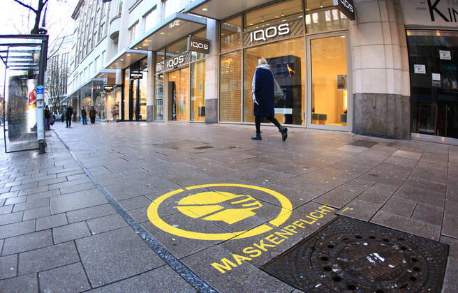 On the sidewalk plates in Hamburgs Mönckebergstraße it is pointed out that masks are compulsory here Altstadt Hamburg