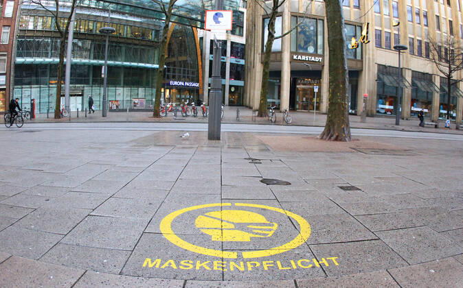 On the sidewalk plates in Hamburgs Mönckebergstraße it is pointed out that masks are compulsory here Altstadt Hamburg