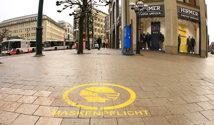 On the sidewalk plates in the Hamburg Mönckebergstraße it is pointed out that masks are compulsory here Altstadt Hamburg