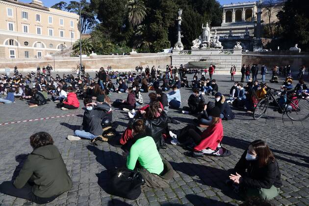 January 13, , 2021 - Roman students during a pageful demonstration to demand the reopening of schools closed for the lockdown pandemic restrictions, in People Square in Rome. . Credit Image: via ZUMA Wire) Romne, Italy - ZUMAi15_ 20210113_zaf_i15_016 Copyright: xEvandroxInettix