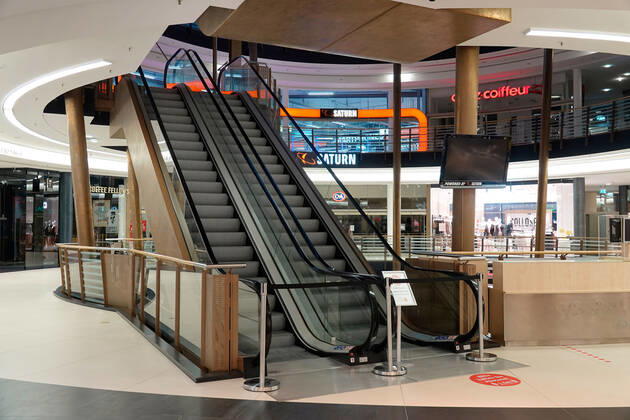 Corona Lockdown 13 01 2021,Chemnitz, Lockdown, Makt, Galeria Roter Turm, due to the corona pandemic almost all shops closed, cinema closed, escalator out of order, no people Chemnitz Sachsen BRD