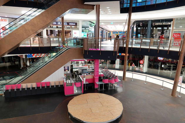 Corona Lockdown 13 01 2021,Chemnitz, Lockdown, Makt, Galeria Roter Turm, due to the corona pandemic almost all shops closed, cinema closed, escalator out of order, no people Chemnitz Sachsen BRD