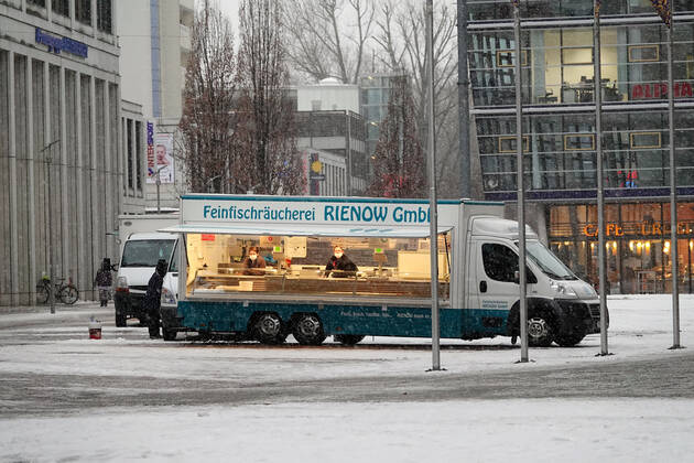 Sad market 13 01 2021,Chemnitz, Makt, Marktage dreist, due to the Corona regulations and the wintry weather only a few traders stand on the market in the late afternoon and even fewer customers are to be seen Chemnitz Saxony BRD
