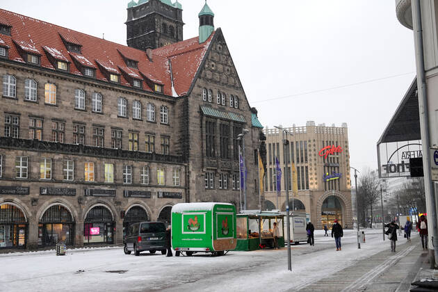 Sad market 13 01 2021,Chemnitz, Makt, Marktage dreist, due to the Corona regulations and the wintry weather only a few traders stand on the market in the late afternoon and even fewer customers are to be seen Chemnitz Saxony BRD