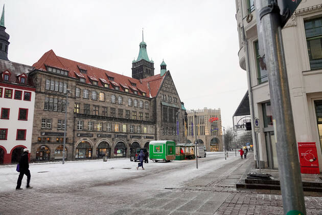 Sad market 13 01 2021,Chemnitz, Makt, Marktage dreist, due to the Corona regulations and the wintry weather only a few traders stand on the market in the late afternoon and even fewer customers are to be seen Chemnitz Saxony BRD