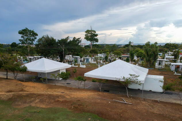 MANAUS, AM - 13.01.2021: ENTERROS DE COVID EM NOVO LOCAL EM MANAUS - Burials of people who died because of Covid-19, this Wednesday afternoon (13th), at the Nossa Senhora Aparecida cemetery in Manaus (AM). In the photo, two refrigerated containers installed in the cemetery. x2017262x  SandroxPereira