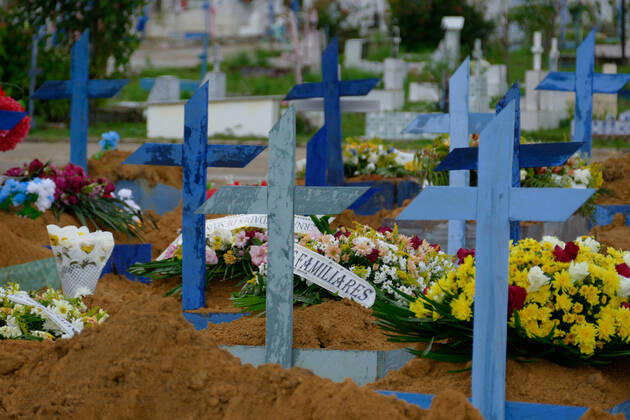 MANAUS, AM - 13.01.2021: ENTERROS DE COVID EM NOVO LOCAL EM MANAUS - Burials of people who died because of Covid-19, this Wednesday afternoon (13th), at the Nossa Senhora Aparecida cemetery in Manaus (AM). x2017271x  SandroxPereira