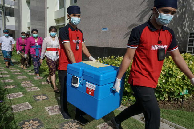 January 14, 2021, Denpasar, Bali, Indonesia: Health workers carries the vaccine box to the venue. Bali to start the first dose of Covid-19 vaccination program towards the public servants official and the health workers, which held at Bali Mandara Hospital. Denpasar Indonesia - ZUMAb245 20210114_zip_b245_004 Copyright: xDickyxBisinglasix