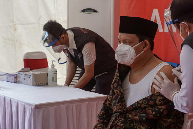 January 14, 2021, Denpasar, Bali, Indonesia: Bali province government top officials injected with Sinovac vaccine. Bali to start the first dose of Covid-19 vaccination program towards the public servants official and the health workers, which held at Bali Mandara Hospital. Denpasar Indonesia - ZUMAb245 20210114_zip_b245_006 Copyright: xDickyxBisinglasix
