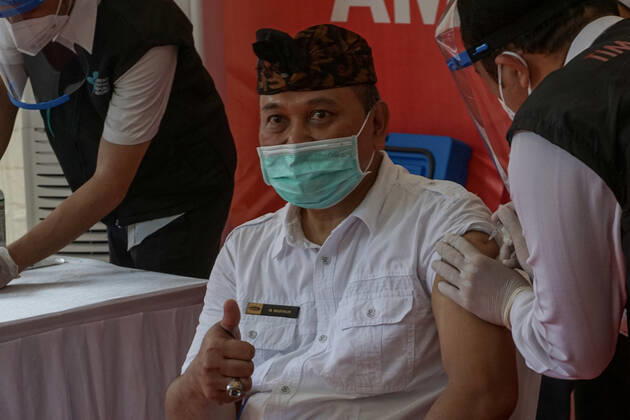 January 14, 2021, Denpasar, Bali, Indonesia: A Bali province government top official give his thumb s up while injected with Sinovac vaccine. Bali to start the first dose of Covid-19 vaccination program towards the public servants official and the health workers, which held at Bali Mandara Hospital. Denpasar Indonesia - ZUMAb245 20210114_zip_b245_007 Copyright: xDickyxBisinglasix