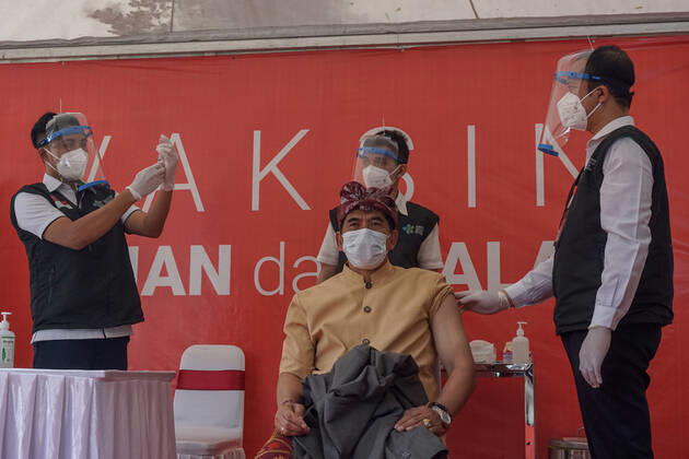 January 14, 2021, Denpasar, Bali, Indonesia: Bali province government top officials injected with Sinovac vaccine. Bali to start the first dose of Covid-19 vaccination program towards the public servants official and the health workers, which held at Bali Mandara Hospital. Denpasar Indonesia - ZUMAb245 20210114_zip_b245_009 Copyright: xDickyxBisinglasix