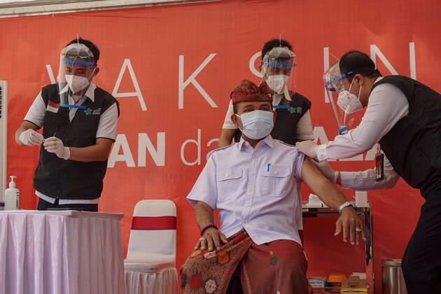 January 14, 2021, Denpasar, Bali, Indonesia: Bali province government top officials injected with Sinovac vaccine. Bali to start the first dose of Covid-19 vaccination program towards the public servants official and the health workers, which held at Bali Mandara Hospital. Denpasar Indonesia - ZUMAb245 20210114_zip_b245_011 Copyright: xDickyxBisinglasix