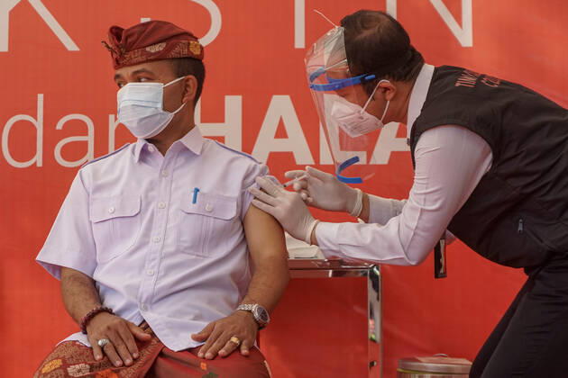 January 14, 2021, Denpasar, Bali, Indonesia: Bali province government top officials injected with Sinovac vaccine. Bali to start the first dose of Covid-19 vaccination program towards the public servants official and the health workers, which held at Bali Mandara Hospital. Denpasar Indonesia - ZUMAb245 20210114_zip_b245_012 Copyright: xDickyxBisinglasix