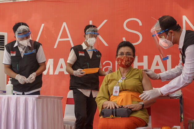 January 14, 2021, Denpasar, Bali, Indonesia: Bali province government top officials injected with Sinovac vaccine. Bali to start the first dose of Covid-19 vaccination program towards the public servants official and the health workers, which held at Bali Mandara Hospital. Denpasar Indonesia - ZUMAb245 20210114_zip_b245_013 Copyright: xDickyxBisinglasix