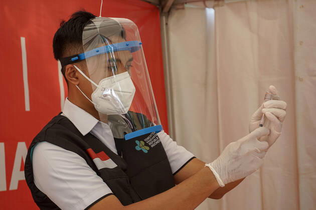 January 14, 2021, Denpasar, Bali, Indonesia: A medical health worker prepares the Sinovac vaccine before injected towards the patient. Bali to start the first dose of Covid-19 vaccination program towards the public servants official and the health workers, which held at Bali Mandara Hospital. Denpasar Indonesia - ZUMAb245 20210114_zip_b245_014 Copyright: xDickyxBisinglasix