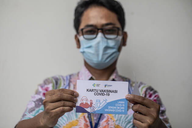 January 14, 2021, South Jakarta, Jakarta, Indonesia: Jakarta, Indonesia, 14 January 2021 : Vaccine participant show his vaccine card after received the vaccine. Vaccination for health worker and front people in fighting covid19 at Jagakarsa Public Health Facility South Jakarta. Indonesia start vaccination covid19 begin 14 January 2021 with priority for health worker and front people in fighting covid19 South Jakarta Indonesia - ZUMAh128 20210114_zap_h128_004 Copyright: xDonalxHusnix