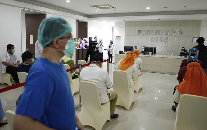 (210114) -- JAKARTA, Jan. 14, 2021 -- Medical staff wait to receive inoculation of China s Sinovac COVID-19 vaccine at Cipto Mangunkusumo Hospital in downtown Jakarta, Indonesia, Jan. 14, 2021. Indonesia begins its large scale vaccination on Thursday. ) INDONESIA-JAKARTA-COVID-19-VACCINATION YexPingfan 